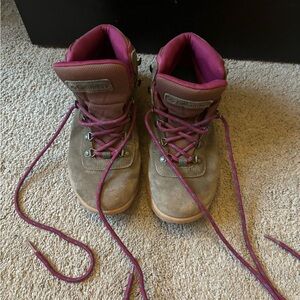 Columbia Newton Ridge Plus in green and purple